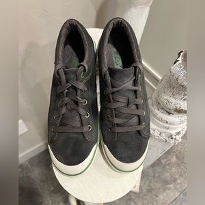 Teva Freewill lace-up low top skate sneakers In beautiful pre used condition W 8